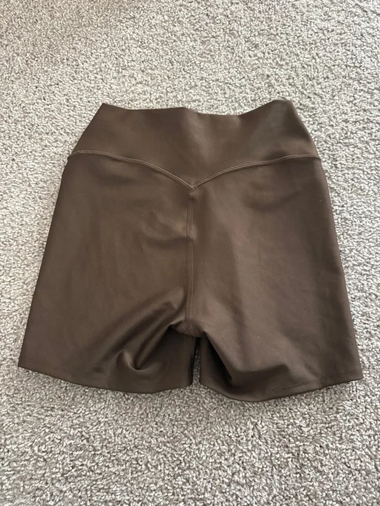 ALO Yoga 5” Airlift Energy Shorts - Picture 2 of 2